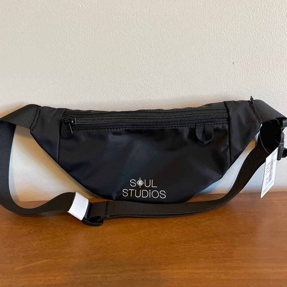 Soul Studios Fanny Pack Crossbody Black Adjustable With Zipper Pocket